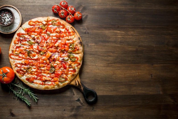 Pizza z pomidorami i rozmarynem.