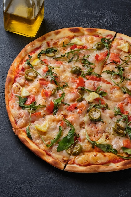pizza z pomidorami krewetki rukola oliwki cytryna mozzarella ser przyprawy i sos pomidorowy