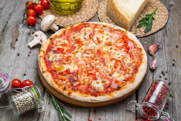 Pizza Z Pomidorami, Mozzarellą, Czarnymi Oliwkami I Bazylią