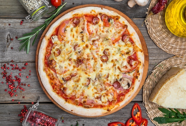 Pizza z pomidorami, mozzarellą. Pyszna włoska pizza