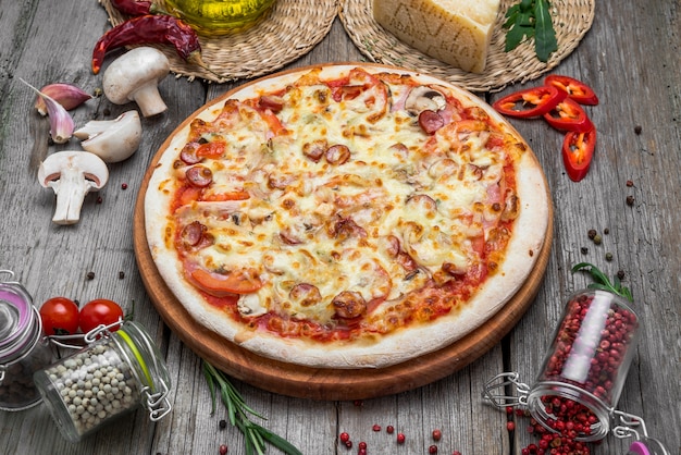 Pizza z pomidorami, mozzarellą. Pyszna włoska pizza