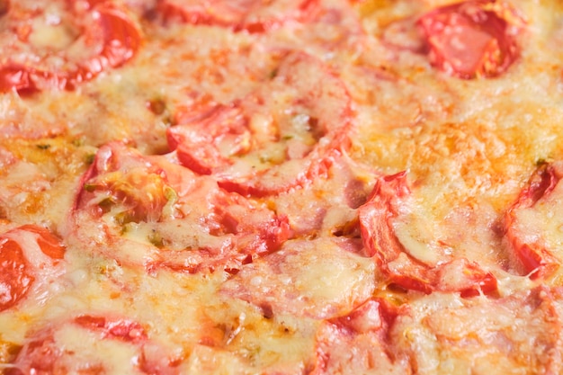 Pizza z pomidorową kiełbasą i serowym zbliżeniem