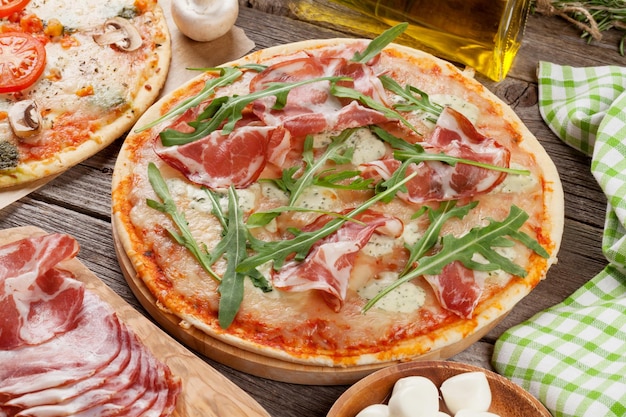 Pizza z prosciutto i mozzarellą