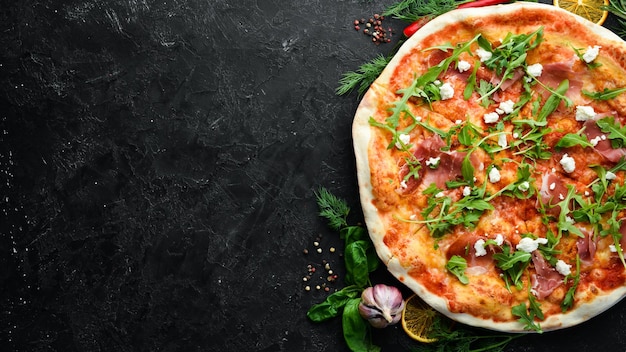 Pizza z prosciutto i serem Widok z góry Darmowe miejsce na kopię