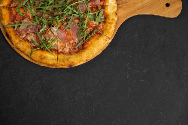 Pizza z prosciutto i serem Widok z góry Darmowe miejsce na kopię