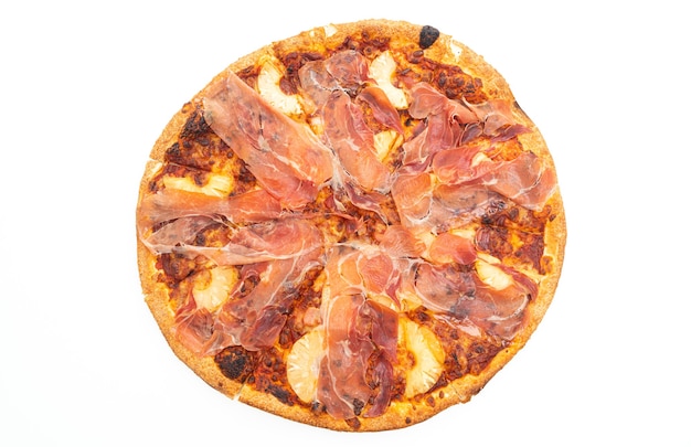 Pizza z prosciutto lub pizzą z szynką parmeńską na białym tle