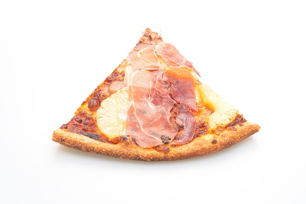 Pizza z prosciutto lub pizzą z szynką parmeńską na białym tle
