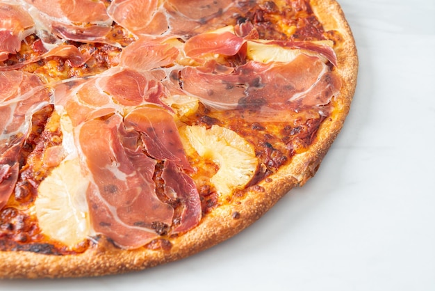 Pizza z prosciutto lub pizza z szynką parmeńską