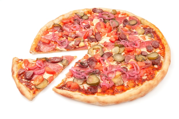 Pizza. Z salami, cobaską myśliwską, plastrami pomidora, ogórkami kiszonymi, czerwoną cebulą i serem mozzarella. Kawałek jest odcięty od pizzy. Białe tło. Odosobniony. Zbliżenie.