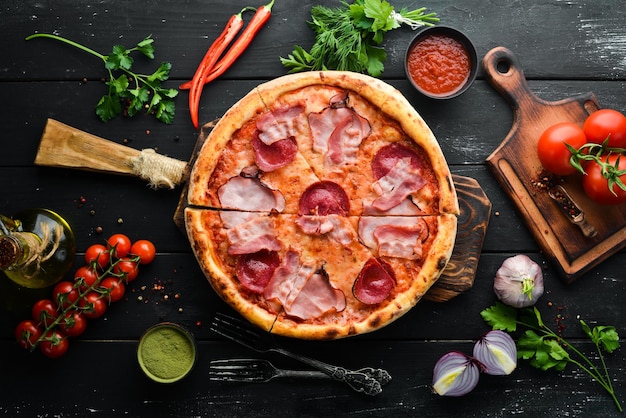 Pizza z salami i boczkiem na starym stole Włoskie przekąski Widok z góry Wolne miejsce na tekst