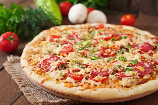 Pizza Z Salami, Pomidorami I Grzybami