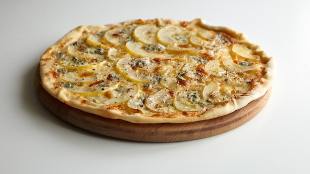 Pizza Z Serem I Owocami Gruszki Na Drewnianej Desce Do Krojenia
