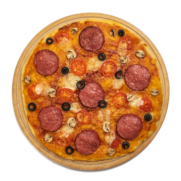 Pizza z serem i salami na białym tle. Widok z góry