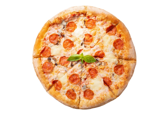 Pizza z serem mozzarella i pepperoni na białym tle