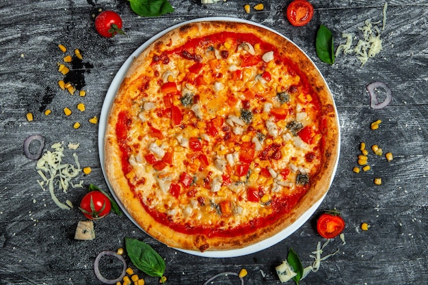 Pizza z sosem pomidorowym mozzarella cabanos puree i ziemniakami