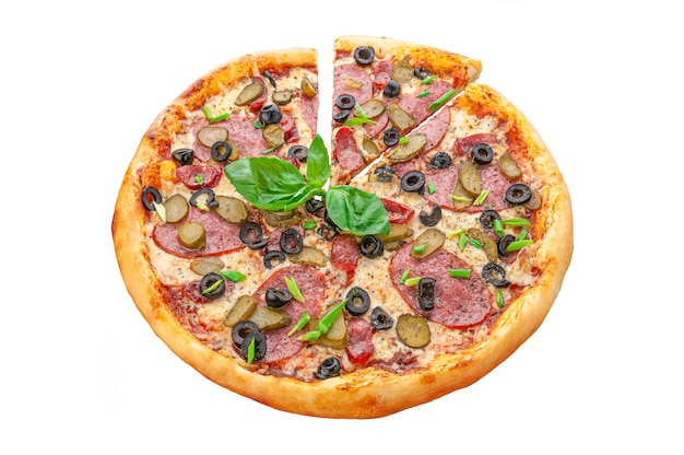 Pizza z sosem śmietanowym, serem mozzarella, korniszonami kiszonymi, oliwkami, kiełbaskami myśliwskimi, cervelat, oregano białe tło. Odosobniony. Zbliżenie.