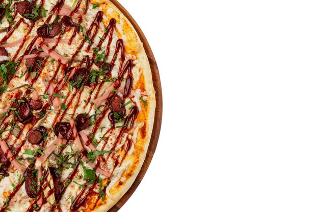 Pizza z szynką grillową na desce. Apetyczne tradycyjne włoskie jedzenie. Zbliżenie. Na białym tle. Miejsce na tekst. Pionowy.