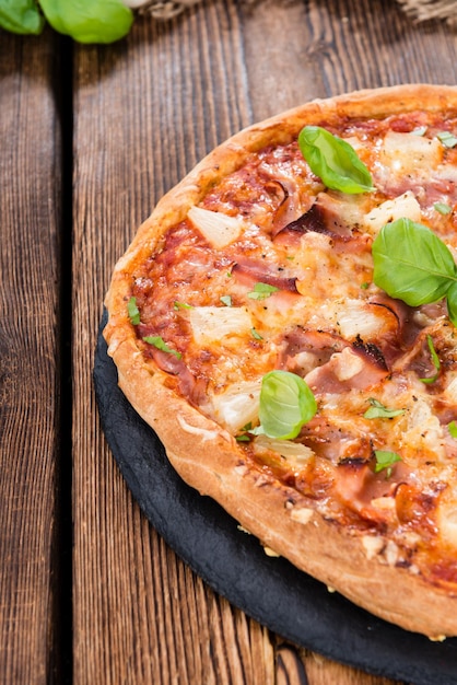 Pizza Z Szynką I Ananasem