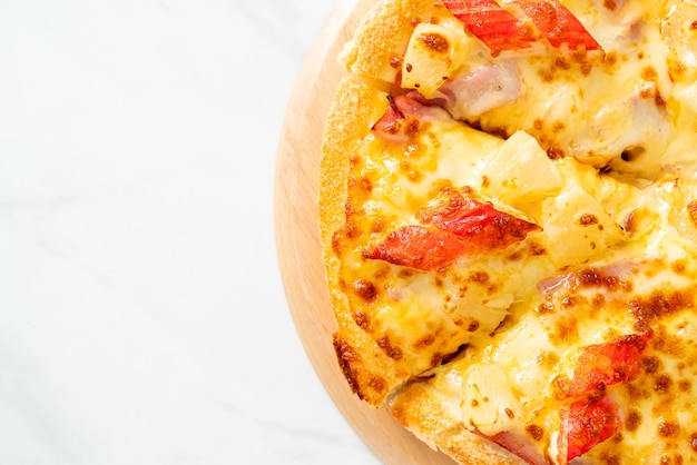 pizza z szynką i paluszkiem krabowym lub pizza hawajska