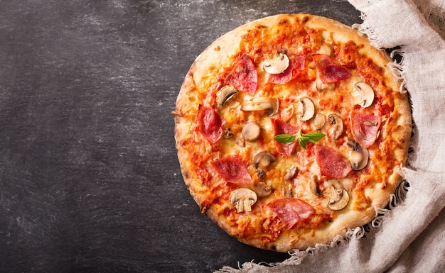 Pizza Z Szynką, Salami I Pieczarkami, Widok Z Góry