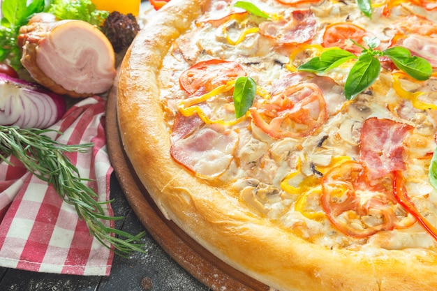 Pizza Z Szynką Suchą I Bazylią