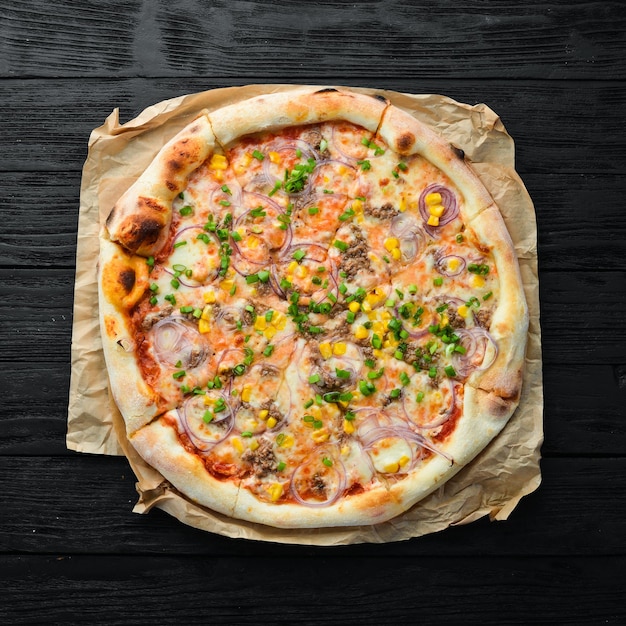 Pizza z tuńczykiem, kukurydzą i cebulą Widok z góry wolne miejsce na tekst