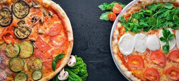 Pizza Z Warzywami I Mozzarellą Na Drewnianym Tle Widok Z Góry Wolne Miejsce Na Tekst