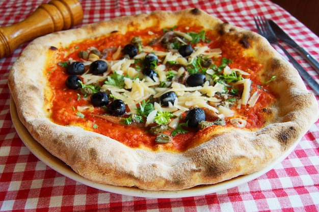 Pizza z warzywami. Pizza neapolitańska z pieczonymi warzywami. Włoski przepis wegetariański.