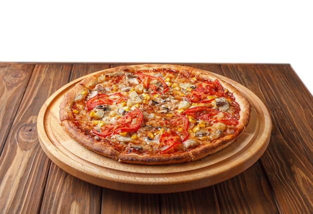 pizzę z kurczakiem, grzybami, serem, pomidorami i kukurydzą na drewnianym tle