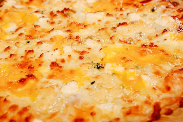 Pizzę z pyszną mieszanką, włoskie jedzenie.
