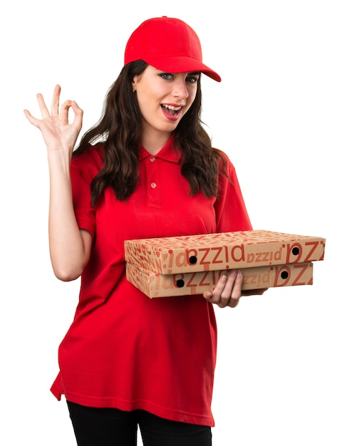 Pizzy dostawy kobieta robi OK znakowi
