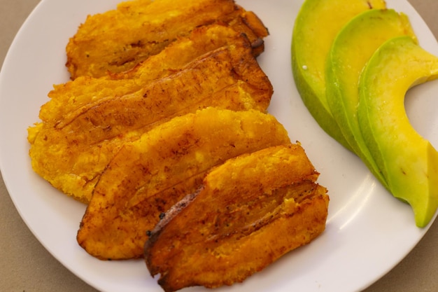 PlÃ¡tanos fritos con aguacate, comida dominicana, comida de buffet, menÃº en casa, vista cerrada