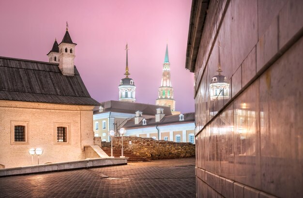 Plac artyleryjski Kremla Kazańskiego w porannej mgle