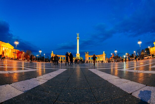 Plac Bohaterów w nocy Budapeszt Węgry