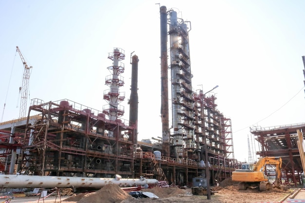 Plac budowy pod budowę rafinerii ropy naftowej z dużymi kolumnami rektyfikacyjnymi w oleju