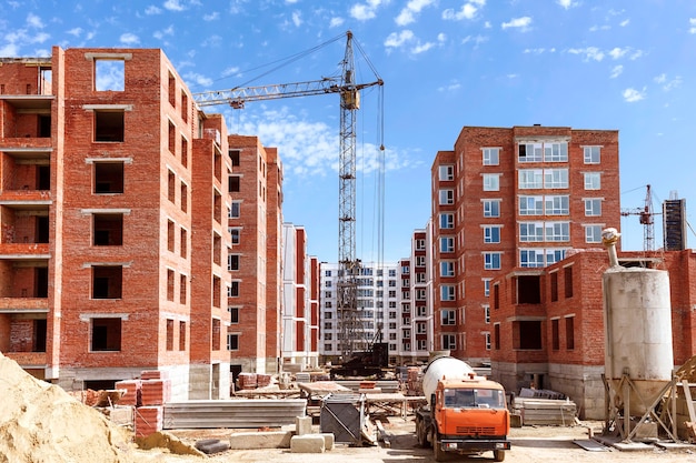 Plac budowy ze sprzętem budowlanym i żurawiem wieżowym