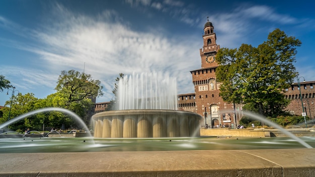 Plac Castello sforzesco w mediolan we włoszech