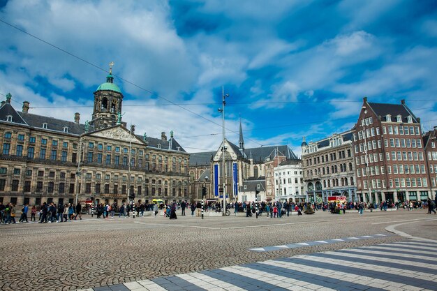 Zdjęcie plac dam i pałac królewski w starej centralnej dzielnicy amsterdamu w zimny wczesny wiosenny dzień