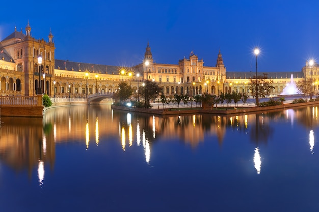 Plac De Espana przy nocą w Seville, Hiszpania