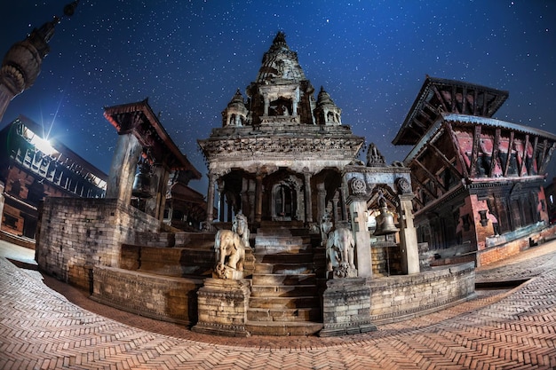 Plac Durbar nocą w Bhaktapur