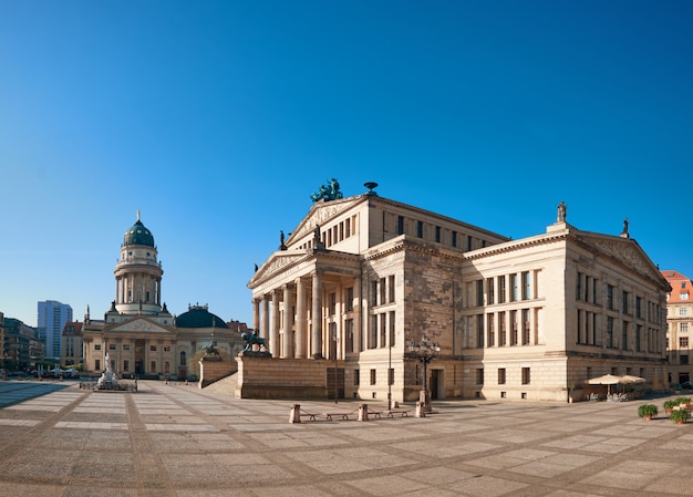 Plac Gendarmenmarkt w Berlinie z niemieckim kościołem i salą koncertową