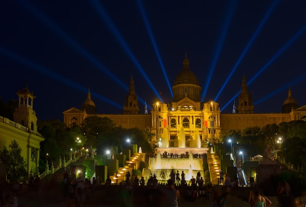 Plac Hiszpanii - Muzeum Narodowe w Barcelonie oświetlone nocą, Hiszpania