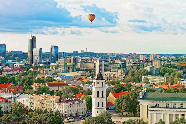 Plac Katedralny i dzielnica finansowa oraz balon na niebie na starym mieście, Wilno, Litwa