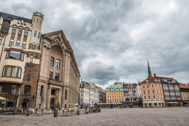 Plac Kopułowy Z Kawiarniami I Restauracjami W Centrum Starego Miasta W Rydze, łotwa