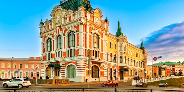 Zdjęcie plac minina i pozharskiego oraz budynek pałacu pracy w niżnym nowogrodzie