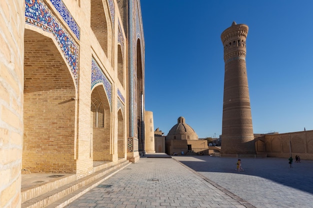 Plac PoiKalyan w świetle dziennym ze starożytnym minaretem Kalyan i meczetem Buchara Uzbekistan