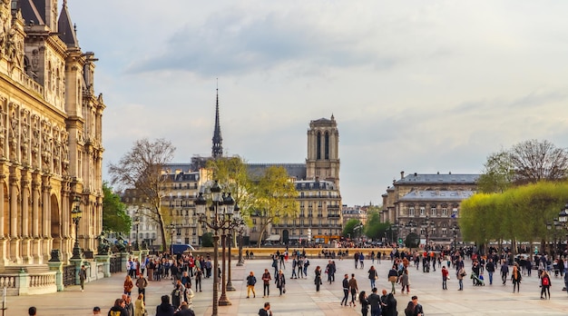 Plac przed hotelem de Ville gminy Paryż Widok na katedrę Notre Dame przed ogniem