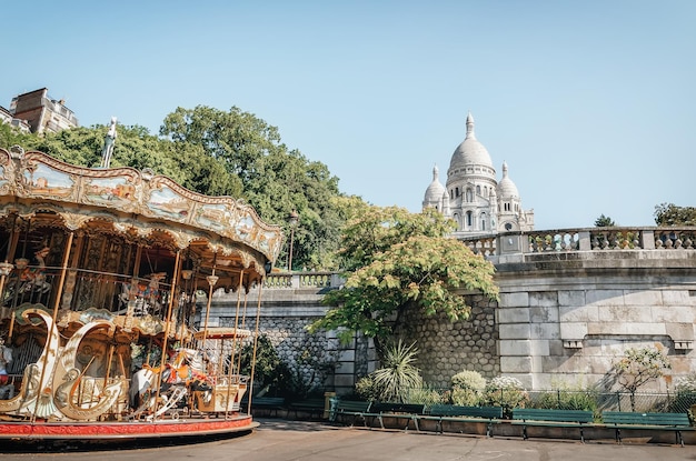 Plac przed schodami do bazyliki Sacre Coeur na Montmartre w paryskiej karuzeli latem