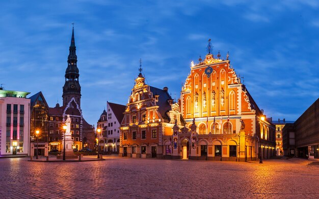 Plac ratusza w Rydze Dom Czarnowogłowych i kościół św. Piotra oświetlone wieczorem Riga Łotwa