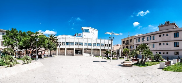 Plac w mieście Porto Torres Sardynia w słoneczny wiosenny dzień